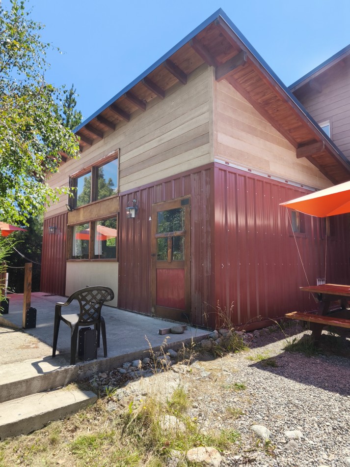 Casa principal con depto y local en Lago Moreno