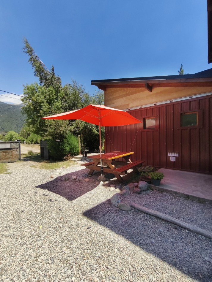 Casa principal con depto y local en Lago Moreno