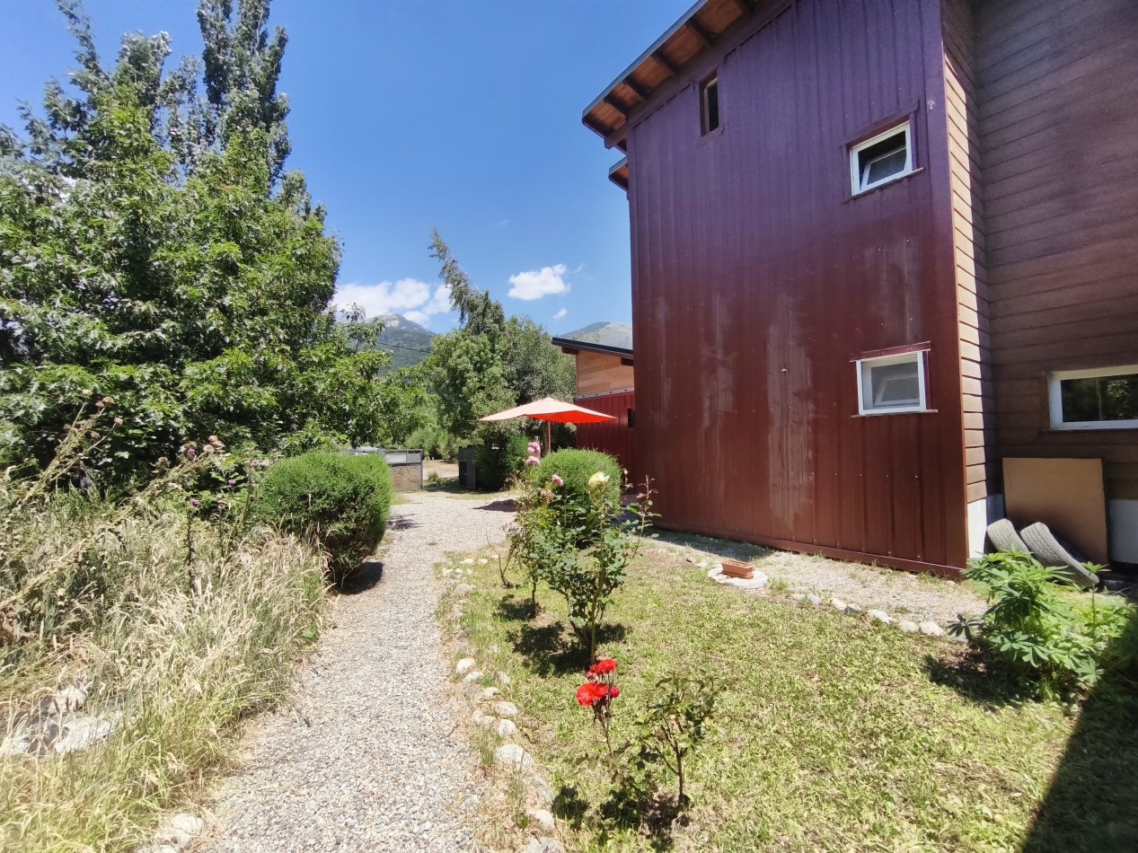 Casa principal con depto y local en Lago Moreno