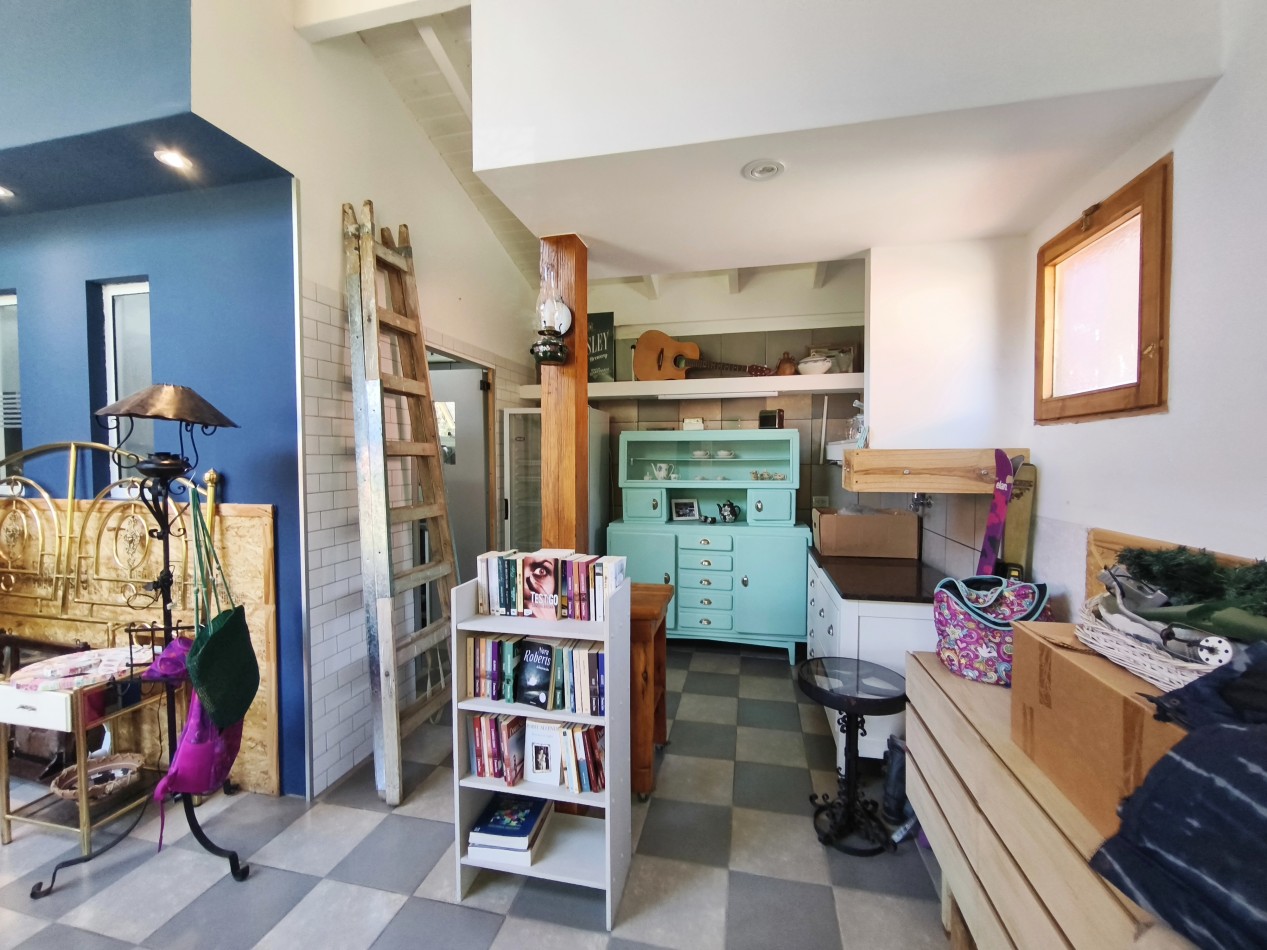 Casa principal con depto y local en Lago Moreno