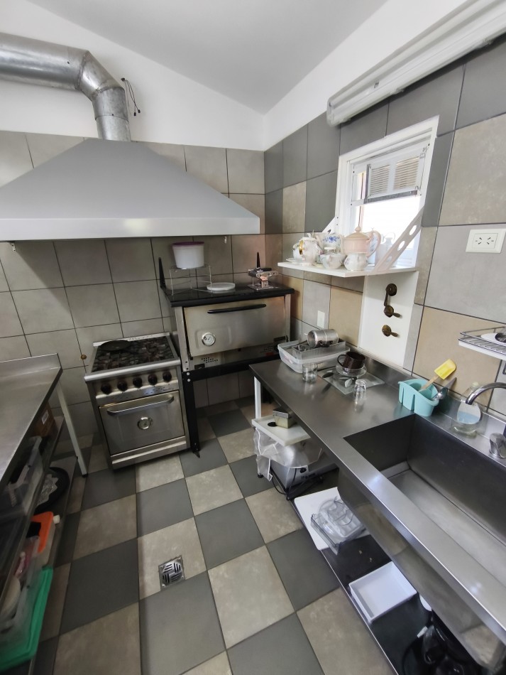 Casa principal con depto y local en Lago Moreno