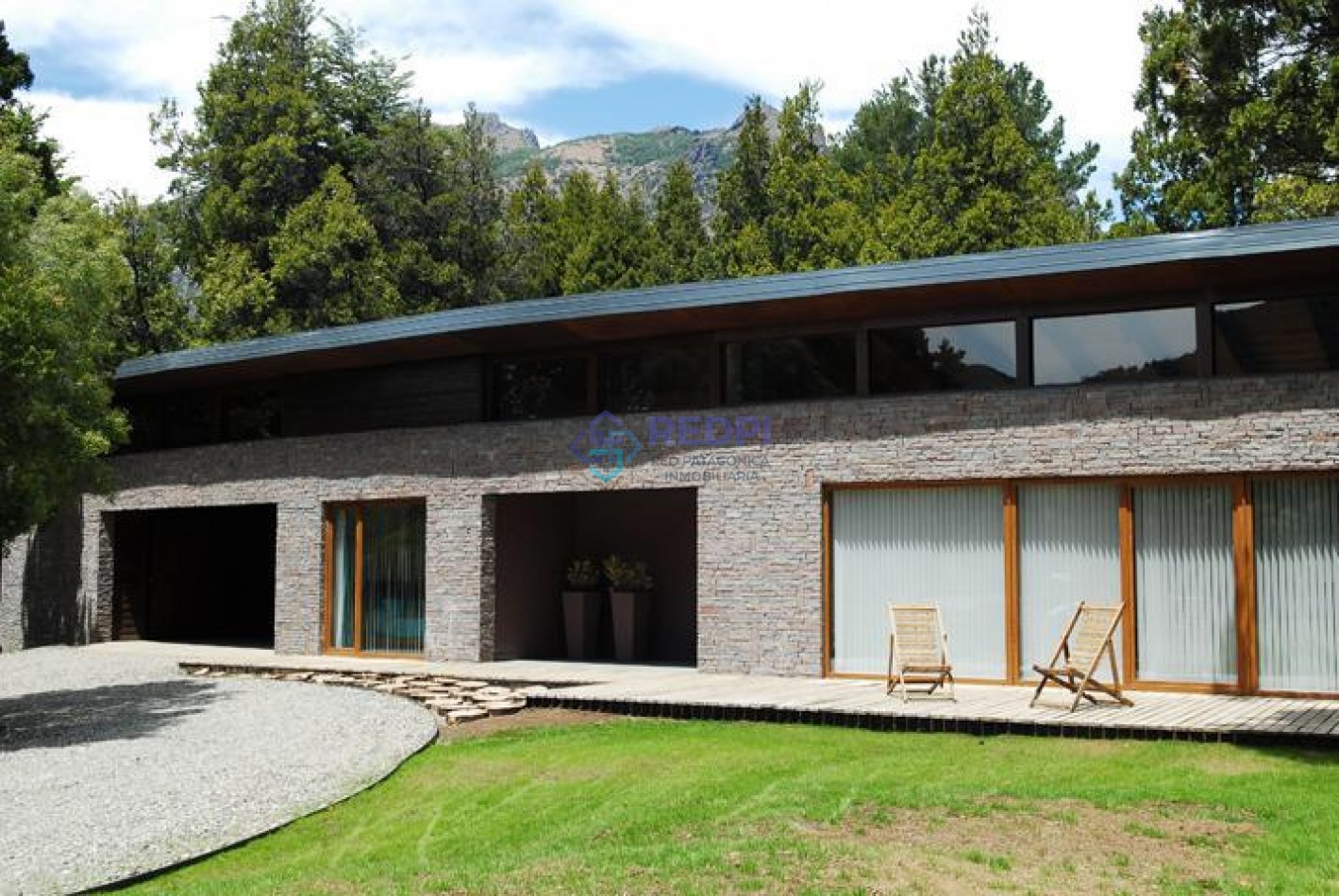 Amplia casa de moderno diseño en Country Arelauquen.