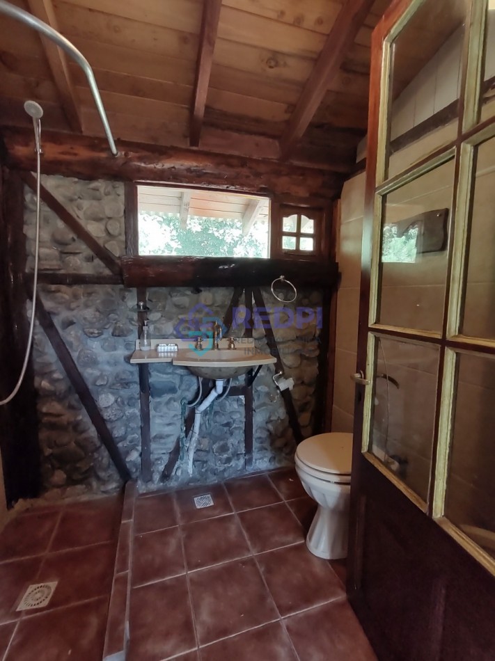 Oportunidad de inversion en Las Victorias. Casa + local + 2 deptos